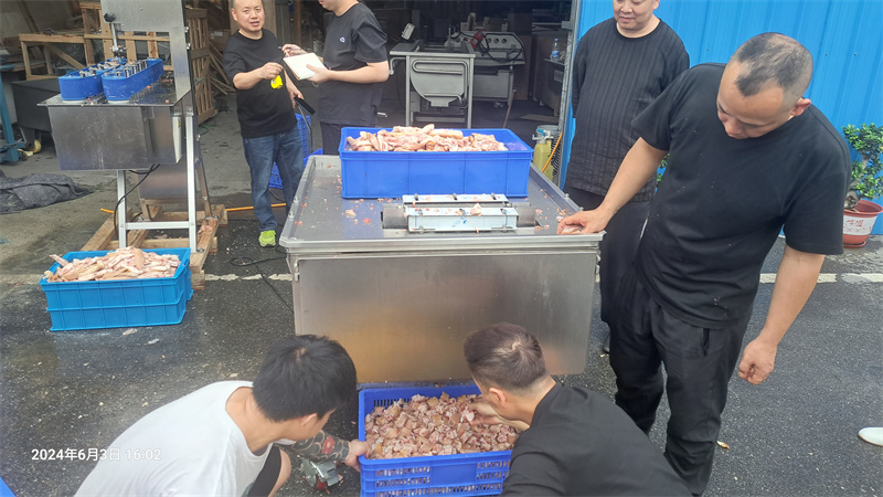 豬蹄加工不用愁，新鮮豬腳豬肘開(kāi)半切塊一機(jī)多用